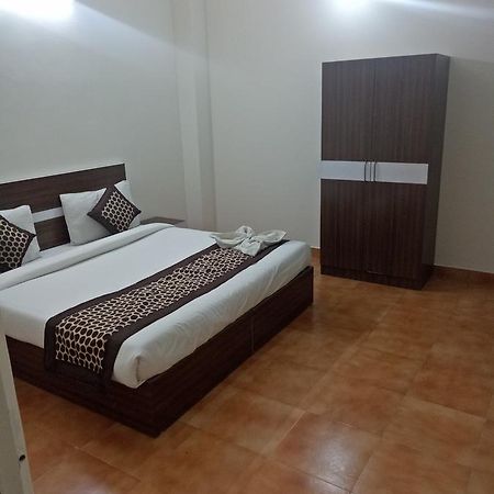 Hotel Nathu Palace Нью-Дели Экстерьер фото