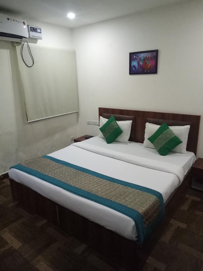 Hotel Nathu Palace Нью-Дели Экстерьер фото