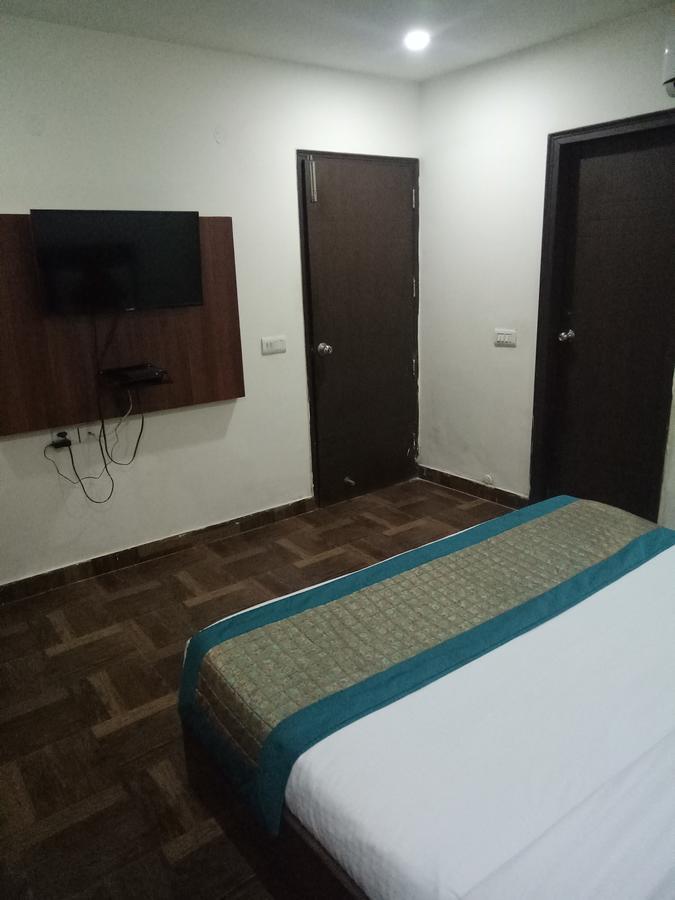 Hotel Nathu Palace Нью-Дели Экстерьер фото