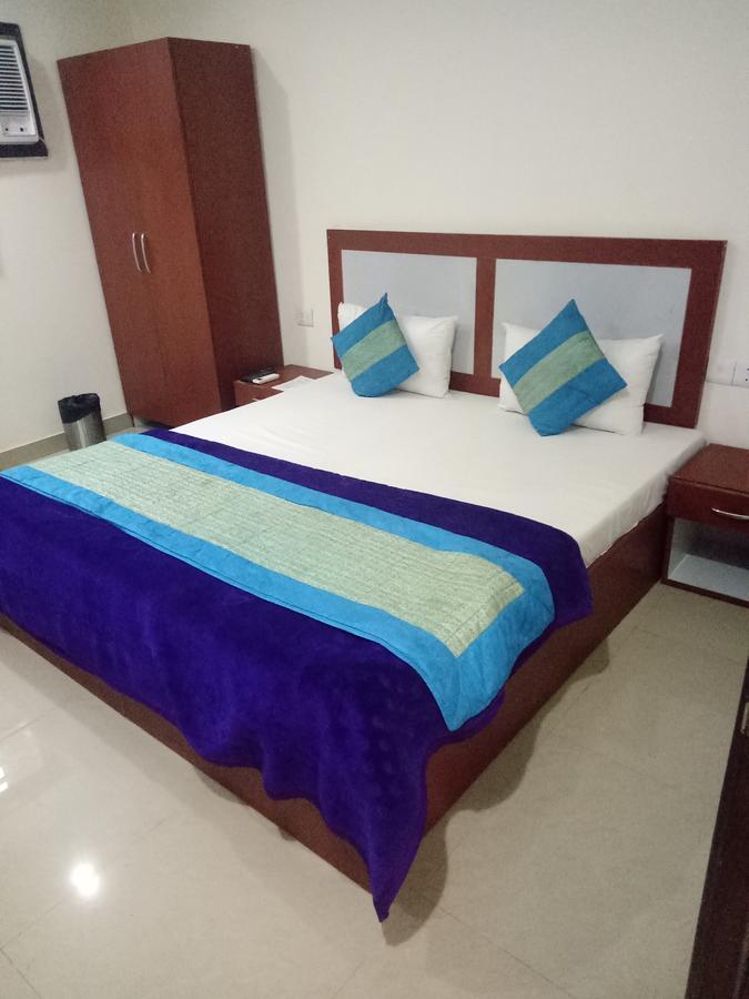 Hotel Nathu Palace Нью-Дели Экстерьер фото