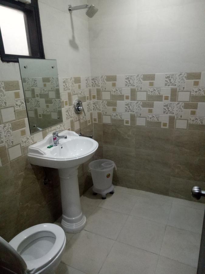 Hotel Nathu Palace Нью-Дели Экстерьер фото