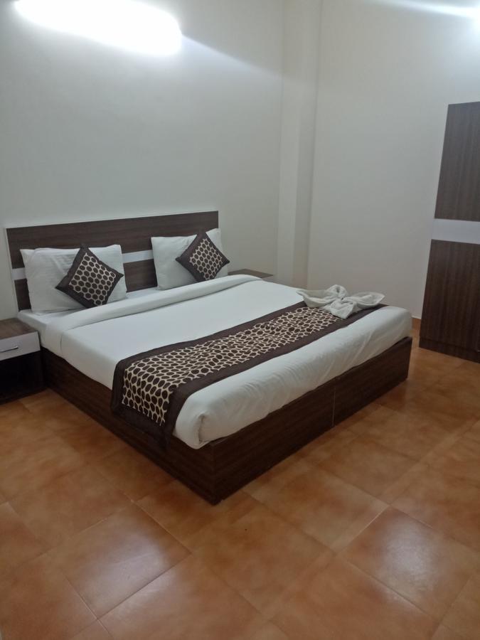 Hotel Nathu Palace Нью-Дели Экстерьер фото